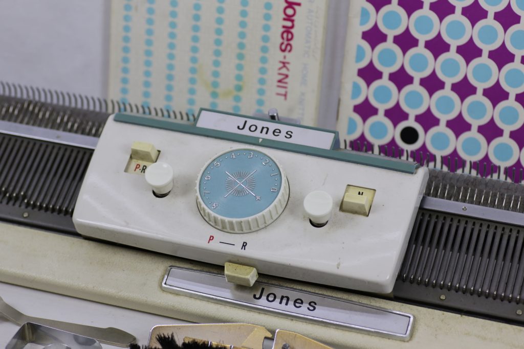 Brother KR586 ribbing attachment – Knitting Machine Encyclopedia